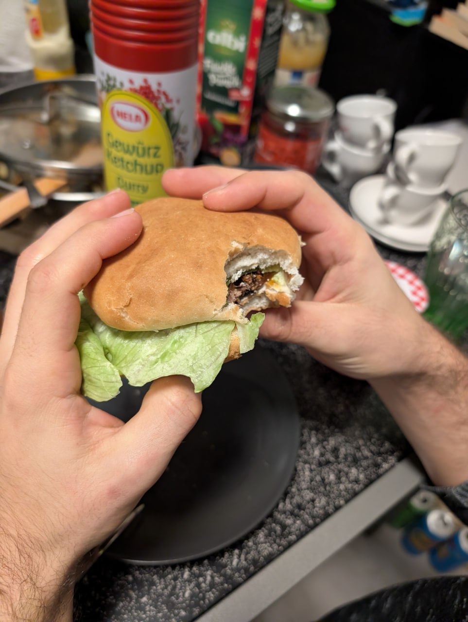 Genüsslicher Biss in den Burger