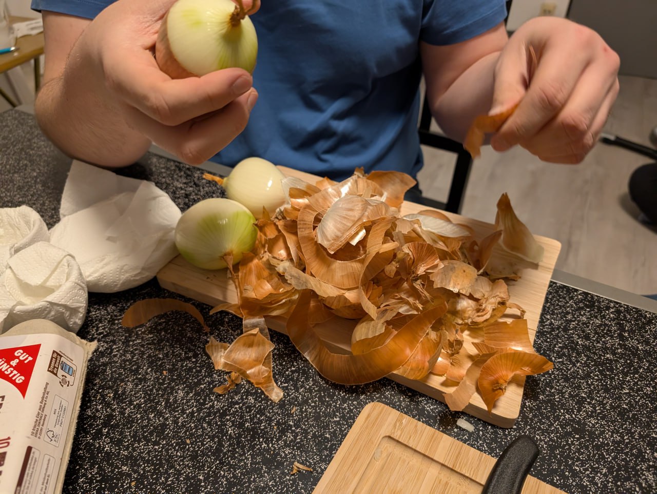 Zwiebeln werden geschält