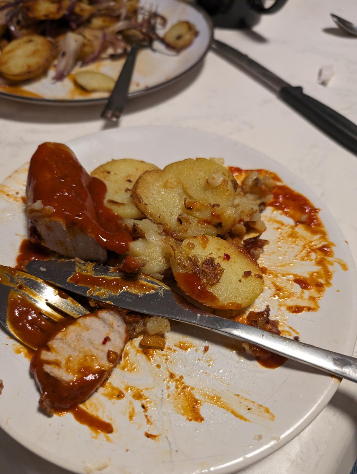 Currywurst mit Bratkartoffeln