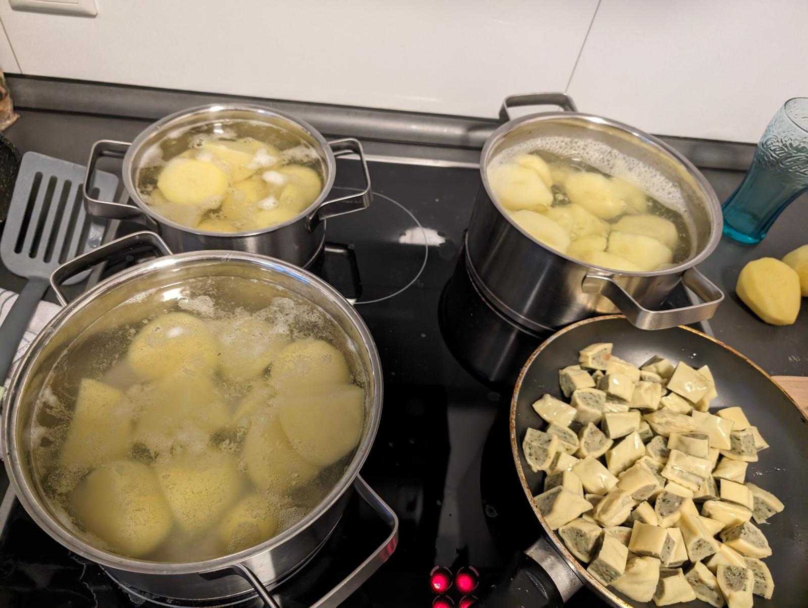 Kartoffeln kochen und Maultaschen anbraten