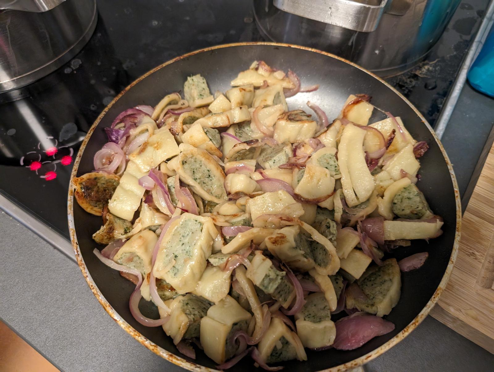 Zwiebeln zu den Maultaschen geben