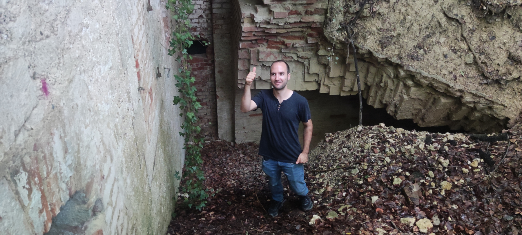 Rudi in der Ruine
