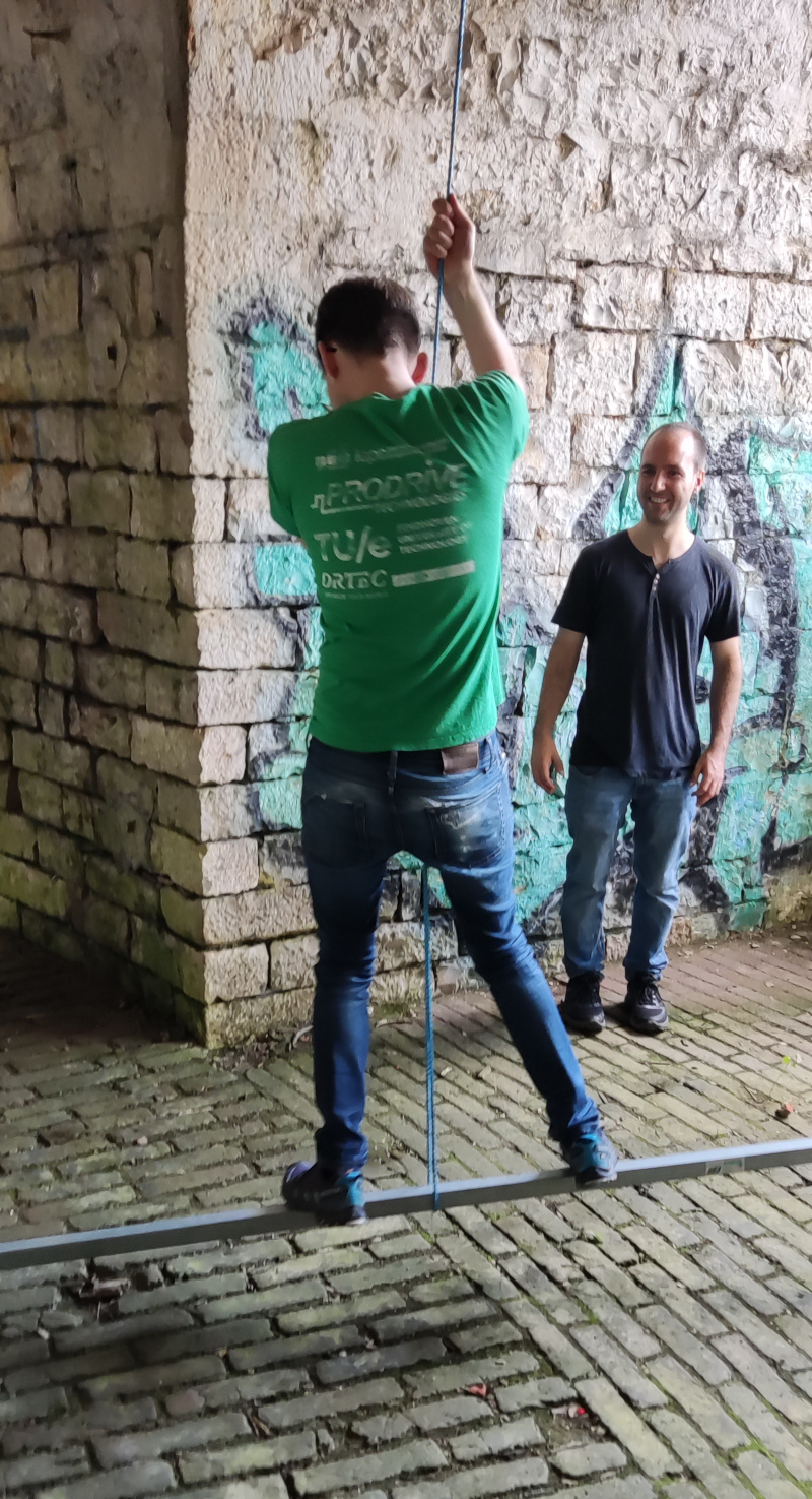 Funktionstest des ersten Schaukelprototyps unter Aufsicht von Rudi